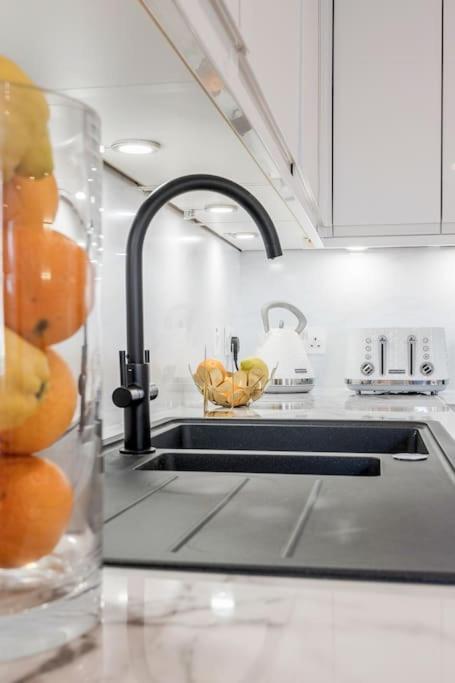 Вилла House 10 Mins To Tower Bridge Hot Tub & Parking Лондон Экстерьер фото